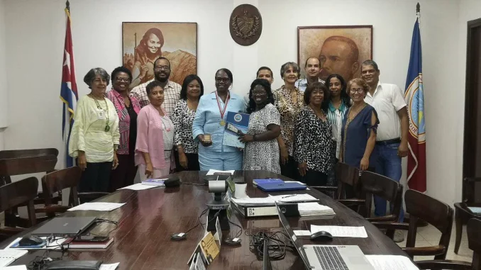 Entrega de la Placa conmemorativa 75 aniversario de la fundación de la UO a la Dra.C. María Eugenia Céspedes García