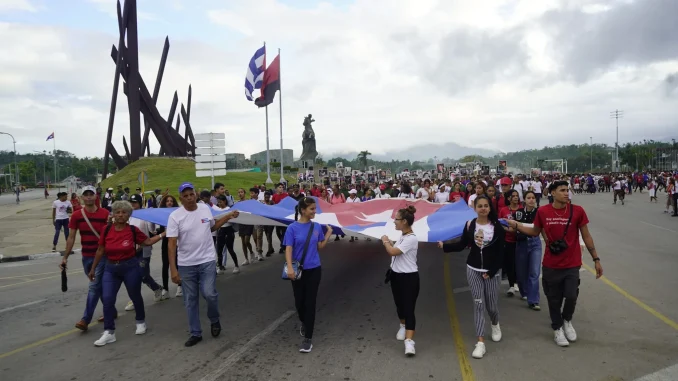 La Universidad de Oriente peregrinó junto a los santiagueros como tributo al Comandante en Jefe, Fidel Castro Ruz, en el 9no. aniversario de su partida física