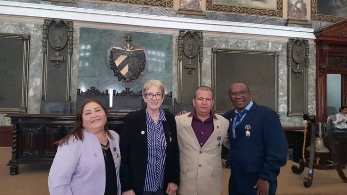 Es entregada en la Universidad de La Habana la Orden Carlos J. Finlay a investigadores de nuestra universidad